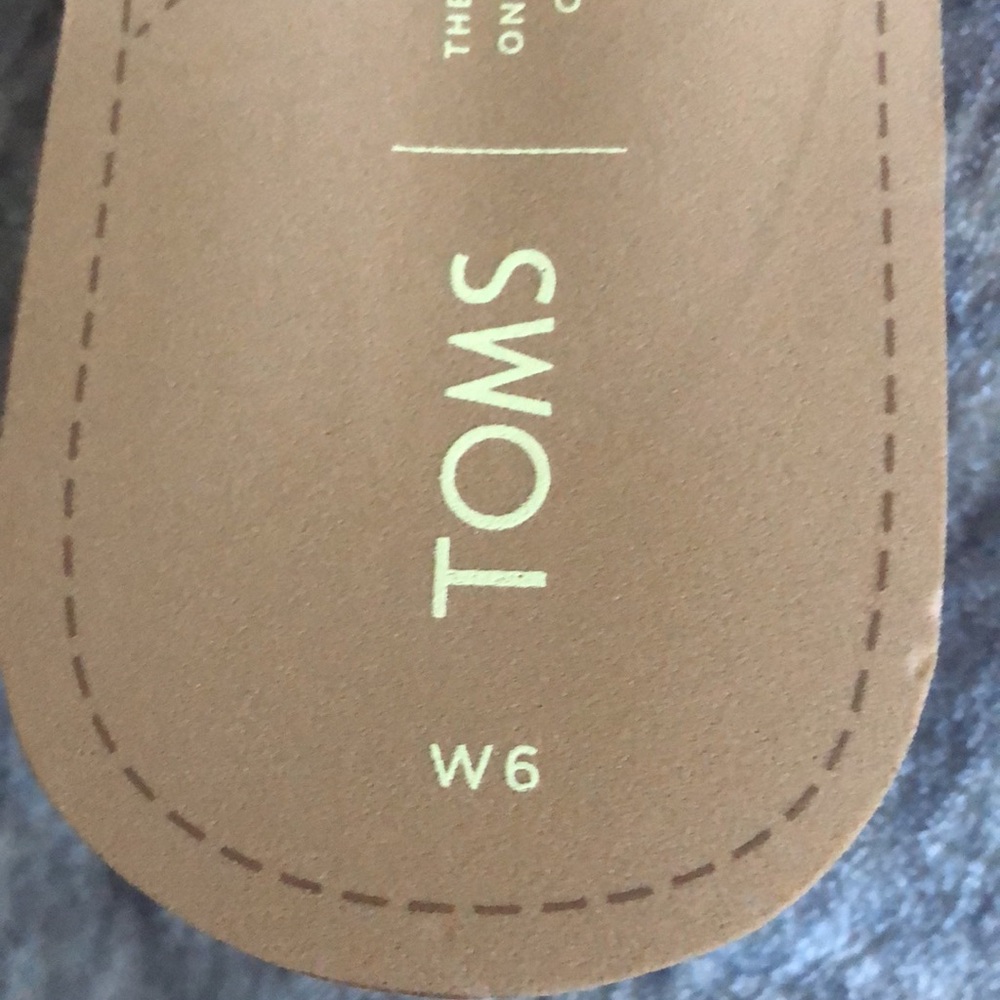 Women's toms flip-flops silver with stretchy toepiece new with tags never worn - Picture 7 of 8